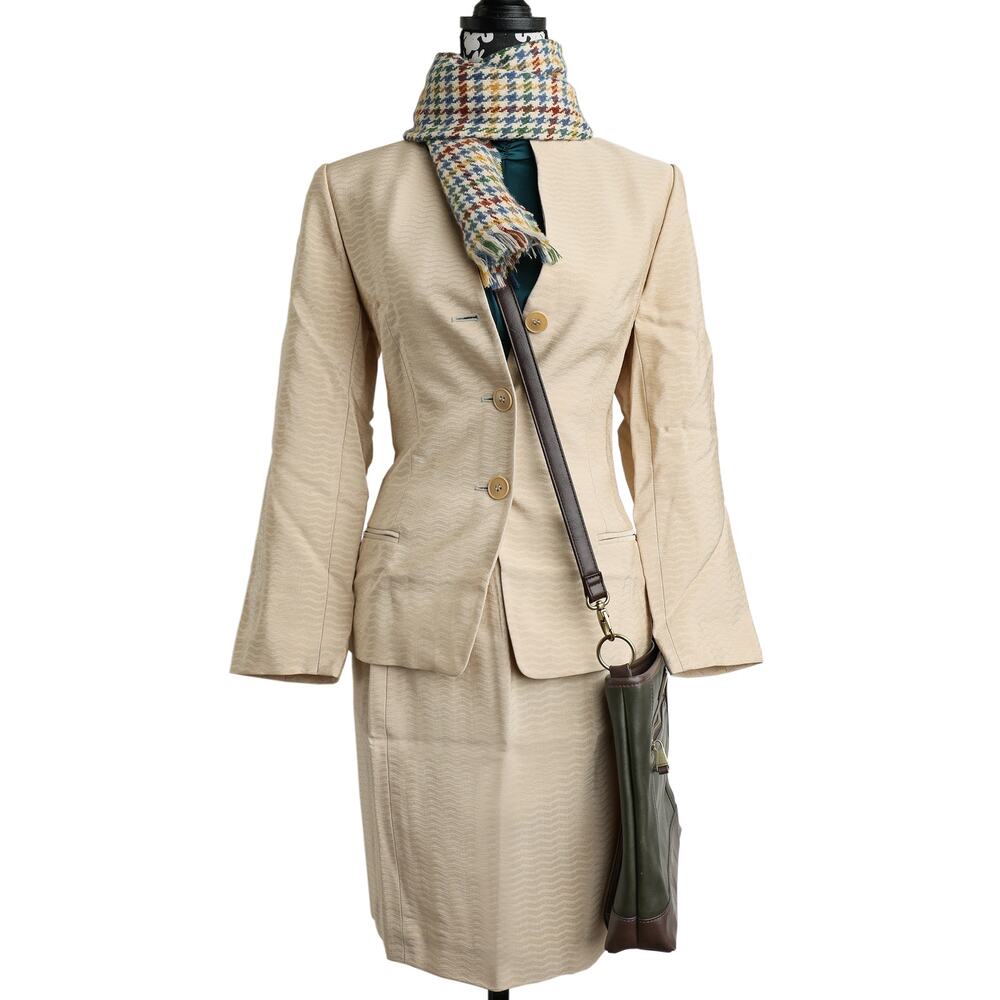 Womens Classic Luxury Cream & Tan Giorgio Armani Suit Blazer Jacket Skirt Outfit